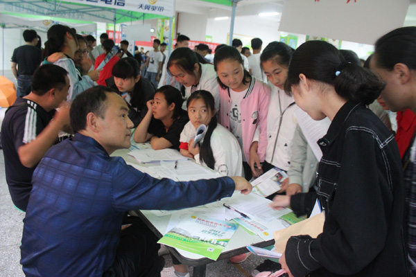 恩施市屯堡中学启动2017年建档立卡贫困户职业教育宣传活动与绘画培训